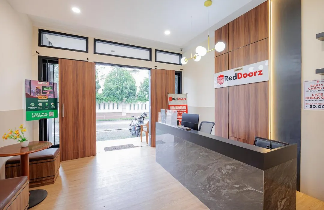 RedDoorz near Siloam Karawaci 3-1